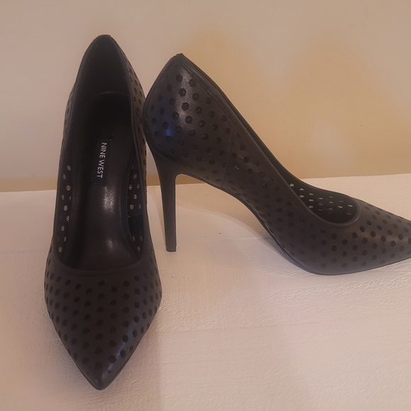 NWOT Nine West Genuine Leather Black Perforated Pointed Toe Pumps Shoes Heels - Picture 3 of 6